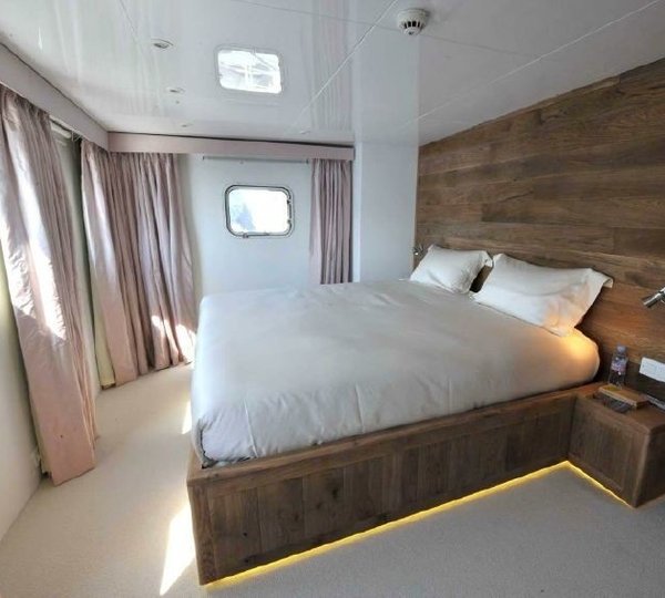 akula yacht charter